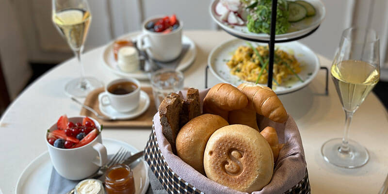 Genussvoll gedeckter Frühstückstisch mit Original Wachauer Laberl.