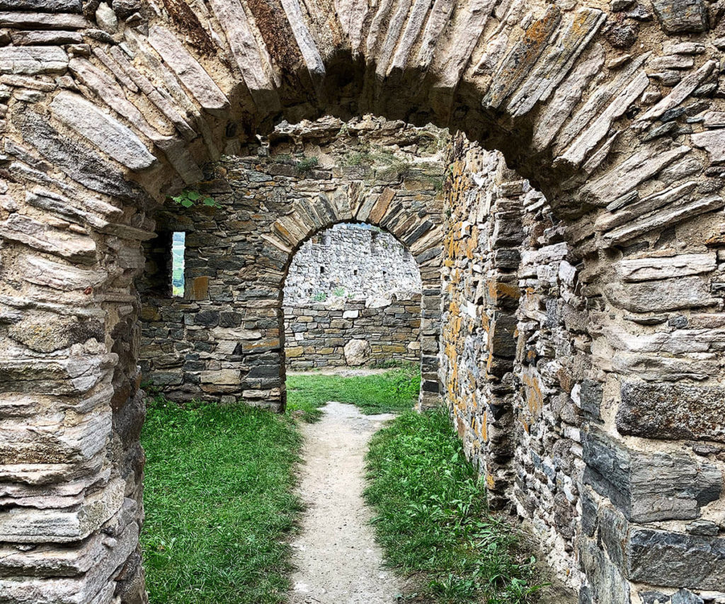 ruine_hinterhaus_torbogen