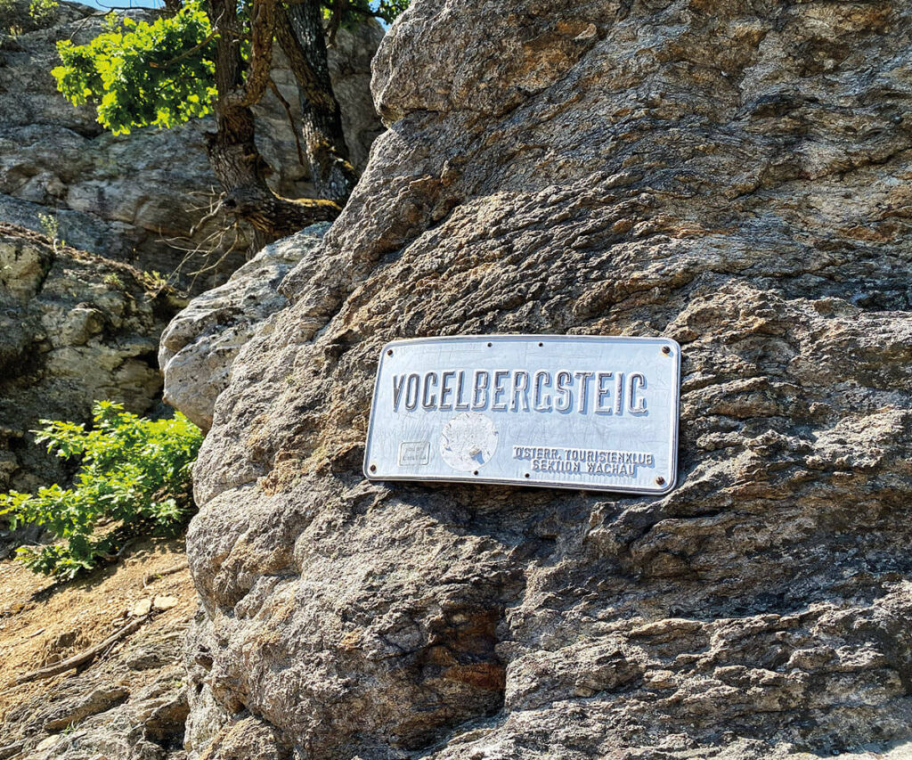 Wegweiser Vogelbergsteig Dürnstein in der Wachau.
