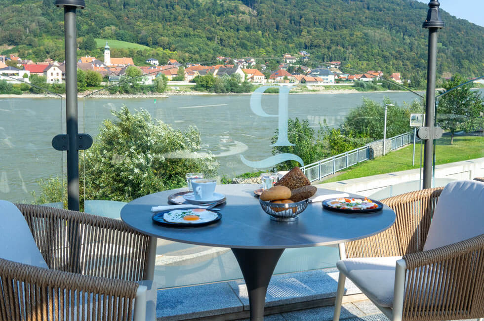 Frühstückstisch auf der Terrasse der Residenz Wachau mit Donaublick