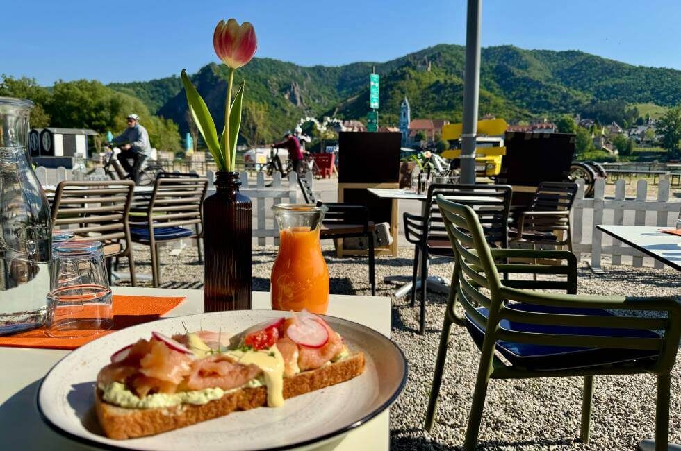 Frühstücksbrot im Avocado und Lachs mit Ausblick auf das Stift Dürnstein.
