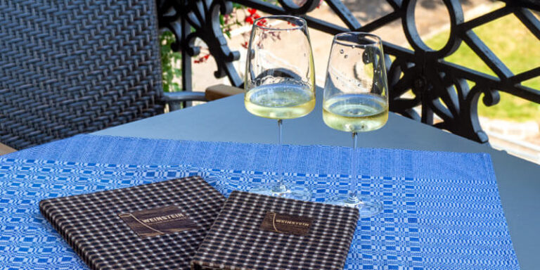 weinbar, krems, stein, wein trinken, kulinarik, gut essen und trinken, terrasse, speisen, getränke