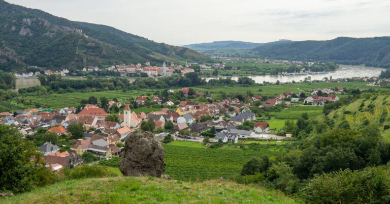 Ausblick vom Sonnwendkugel auf Rossatz, Dürnstein und die Donau in der Wachau.