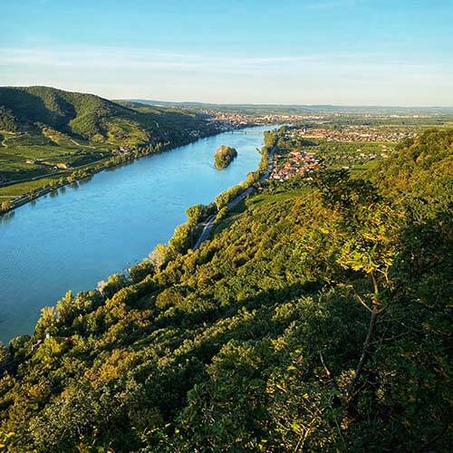 Ausblick von der Ferdinandwarte auf die Donau Richtung Krems und Mautern in der Wachau.