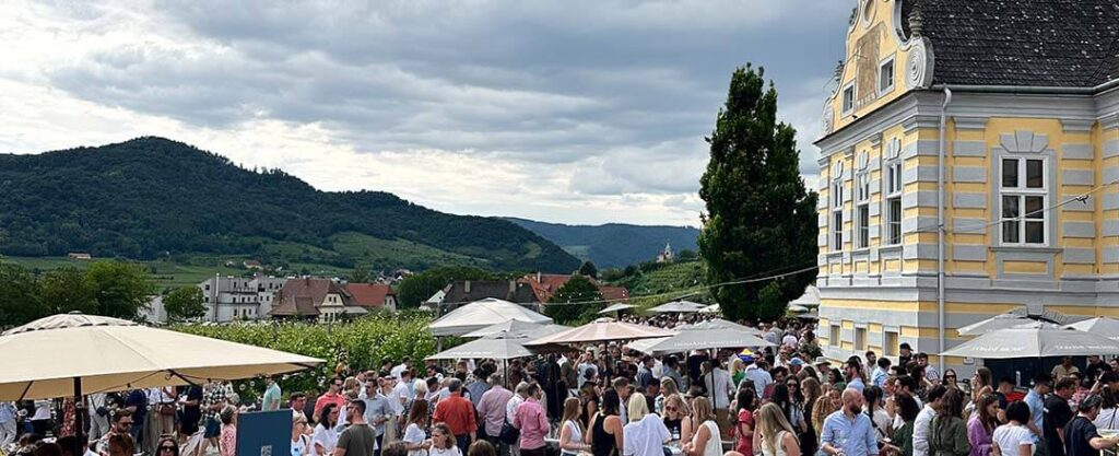 Sommer, Wein und coole Beats. "Music and Wine" vor der herrlichen Kulisse des Kellerschlössels der Domäne Wachau.