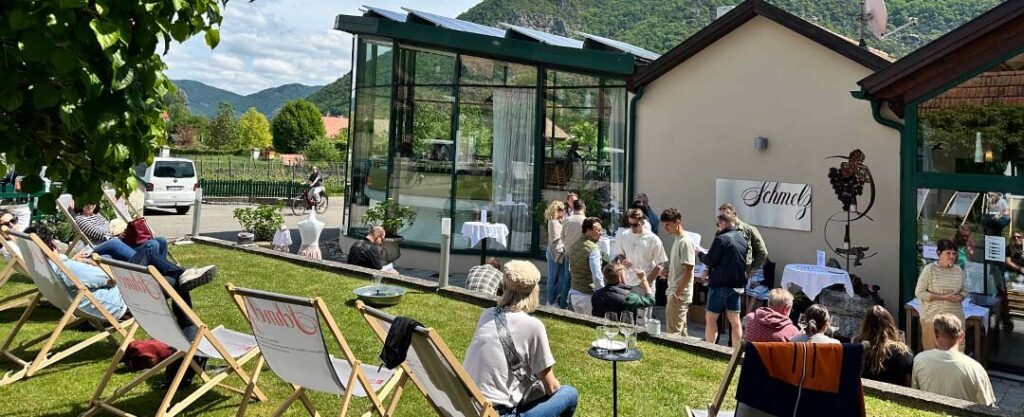 Gemütliche Weinverkostung im Freien beim Winzer im Zuge vom Wachauer Weinfrühling.