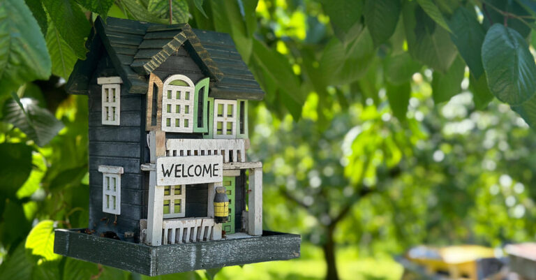 Vogelhäuschen im Marillengarten in der Wachau mit der Aufschrift "Welcome"