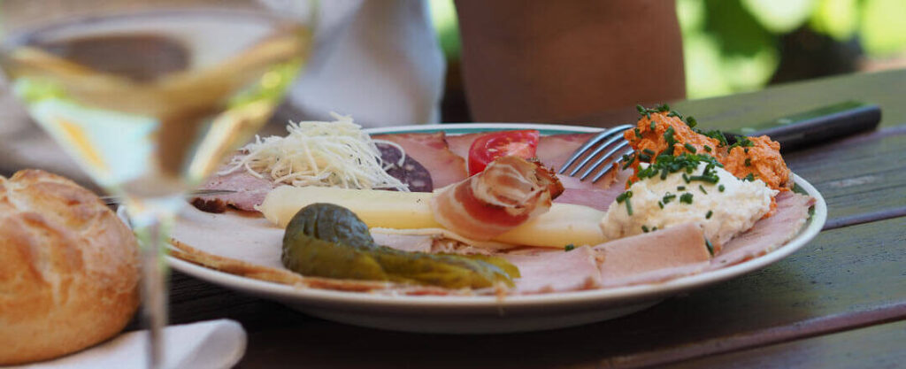 Heurigenjause mit Wein und Wachauer Laberl