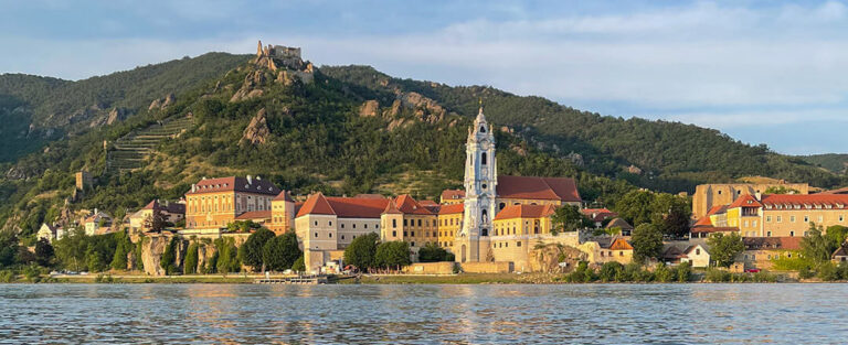 Abendlicher Blick auf das Stift Dürnstein in der Wachau.