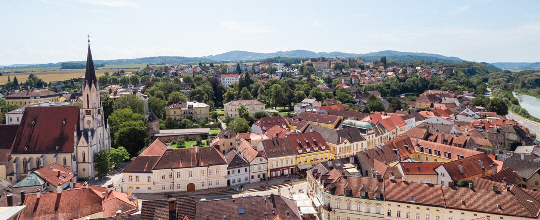 Über den Dächern von Melk in der Wachau mit herrlichem Weitblick.