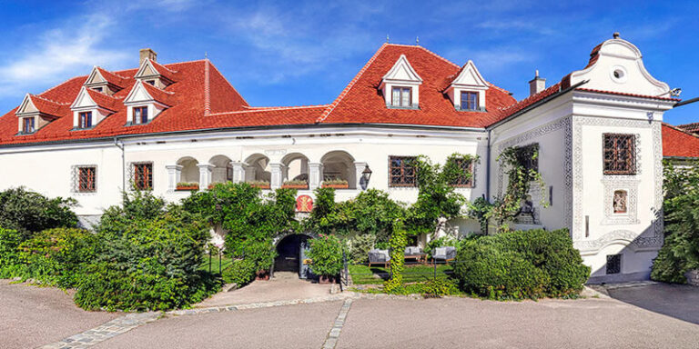 Außenansicht vom Raffelsbergerhof in Weißenkirchen.