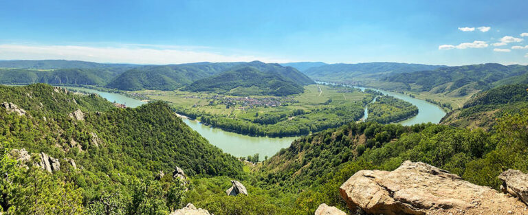 Sommertag in der Wachau mit Panoramablick auf die Donau.