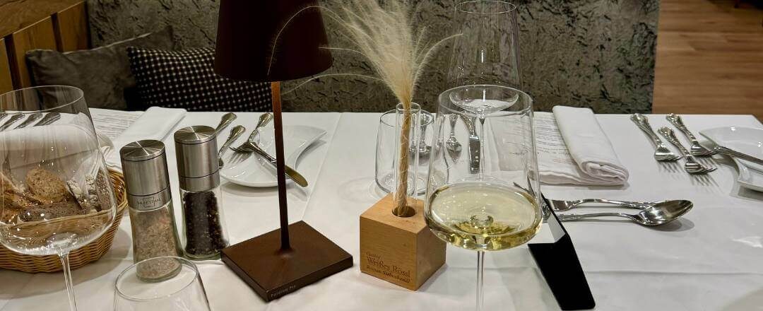 Gedeckter Tisch mit einem Glas Wachauer Wein.