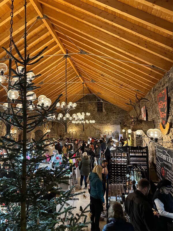 Rittersaal mit Adventausstellung auf der Ruine Aggstein.
