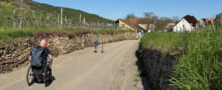 Unterwegs mit Rollstuhl und Scooter in der Kellergasse Wachau